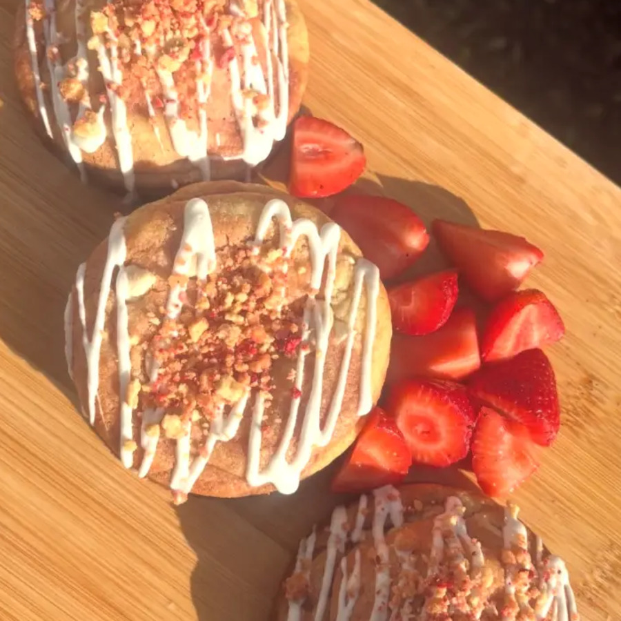 Strawberry shortcake cookies with fresh strawberries